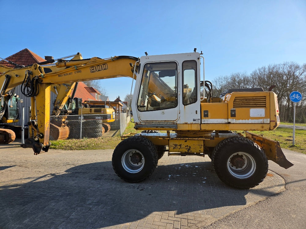 Liebherr A900