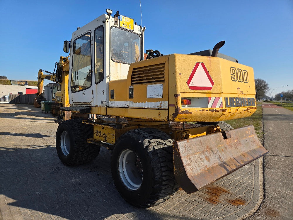 Liebherr A900