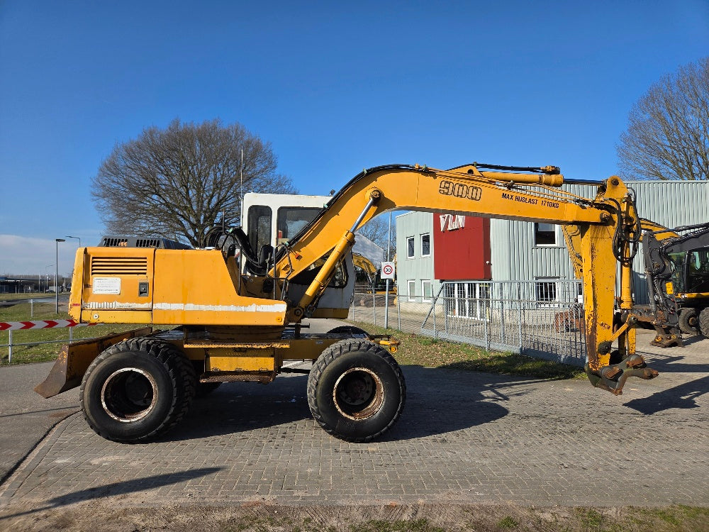 Liebherr A900