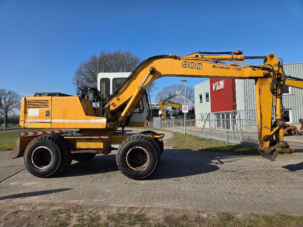 Liebherr A900